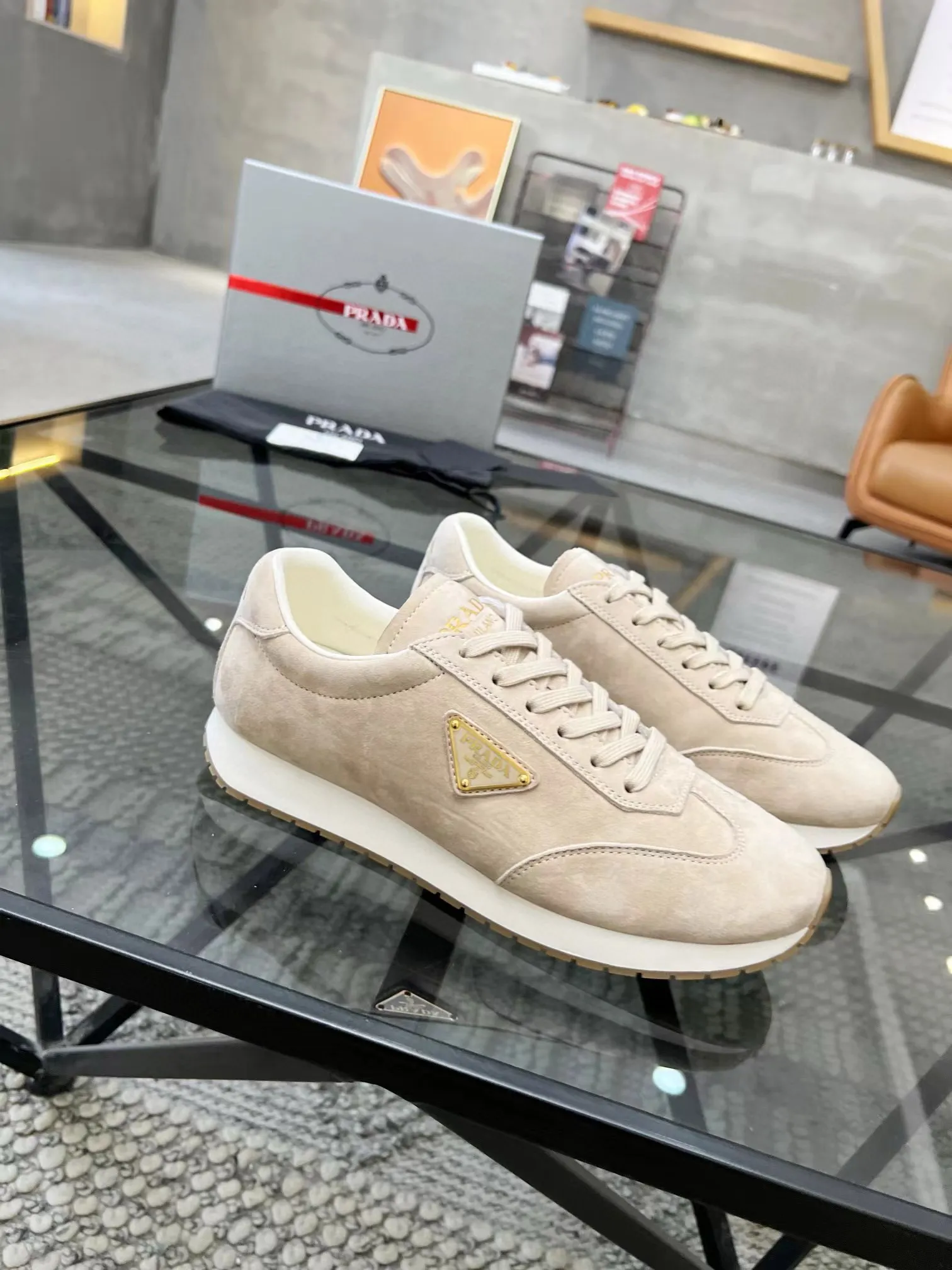 Factory price: 400💰Prada new men's leather sports shoes, the highest version on the market, any comparison is welcome🆚! The original leather has excellent texture and is super high-end! Fetal sheep net lining imported from Italy, removable pad! Luxurious materials and fine workmanship, highly recommended! Code number: 38-44, customized 45